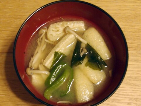 ピーマンとしめじとわかめと油あげの具だくさん味噌汁